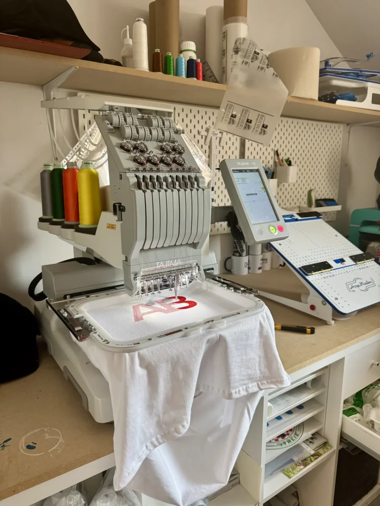 La brodeuse Tajima de l’atelier Syou à Guéret, un t-shirt sur le cadre
