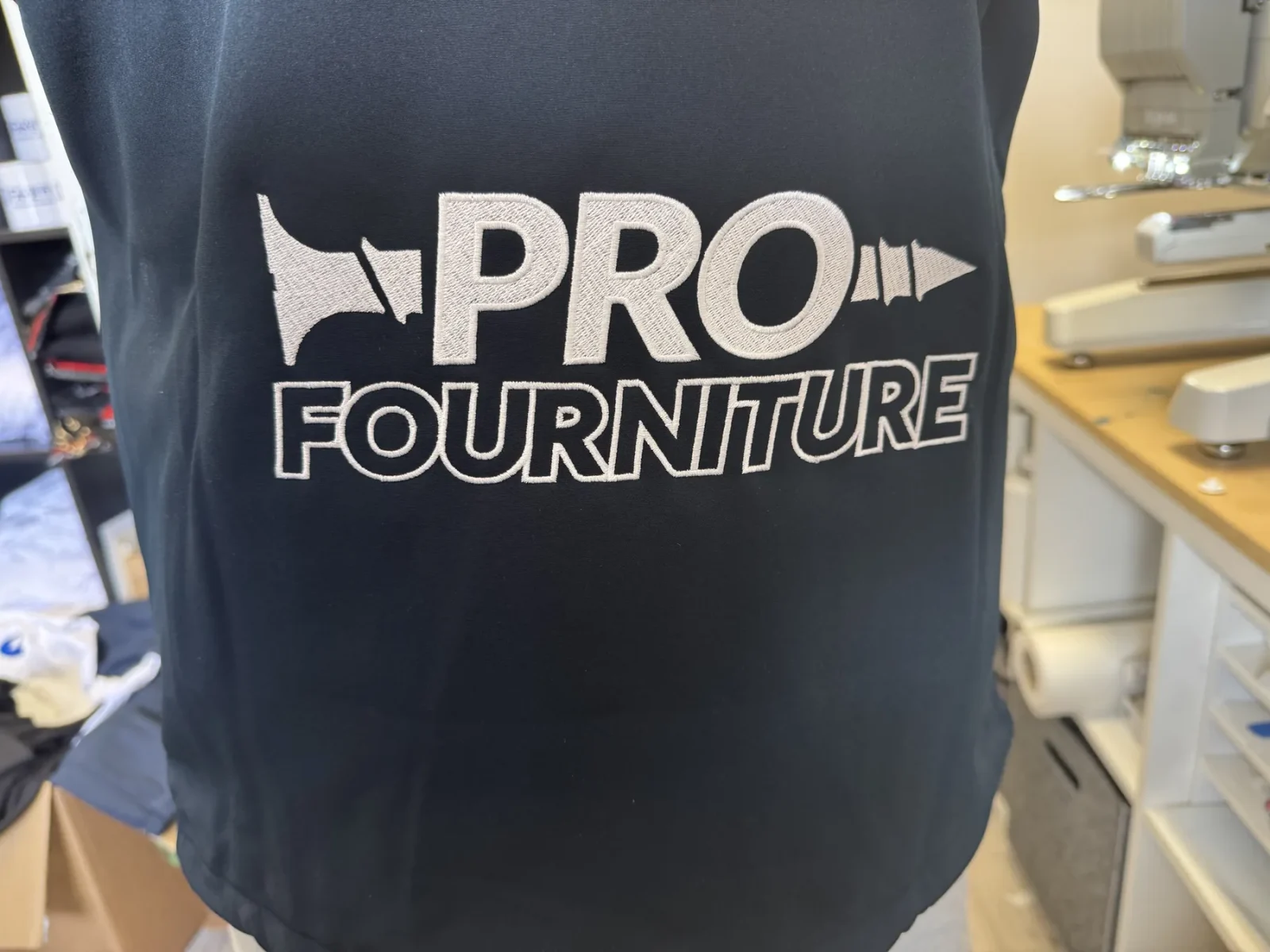 Veste brodée Pro Fourniture, marqué à l’atelier Syou de Guéret